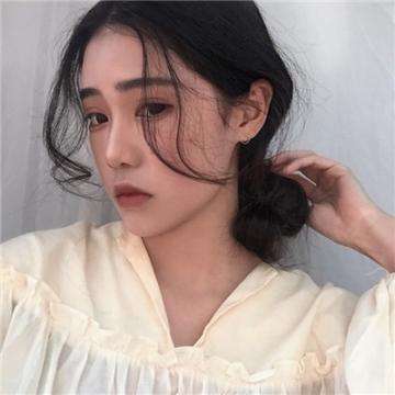 陆毅女儿的长腿太惊人，在上百人中一眼就能认出来